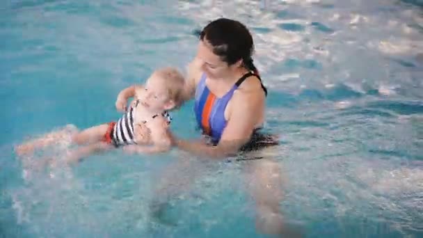 Piscina Mamma Insegna Bambino Nuotare Piscina — Video Stock