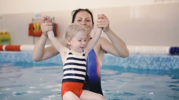 수영장 엄마는 수영장에서 수영하는 아이를 가르칩니다 — 비디오