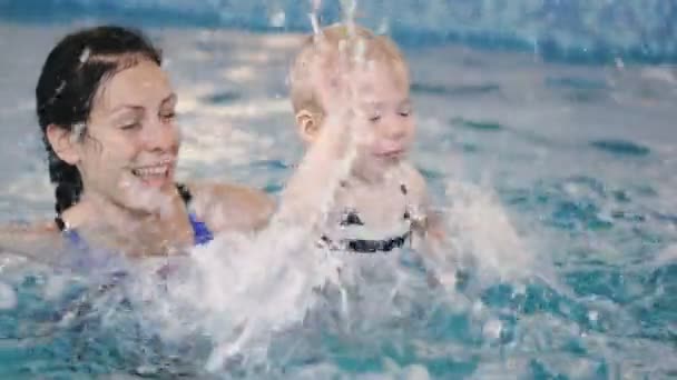 Piscina Mamá Enseña Niño Pequeño Nadar Piscina — Vídeo de stock