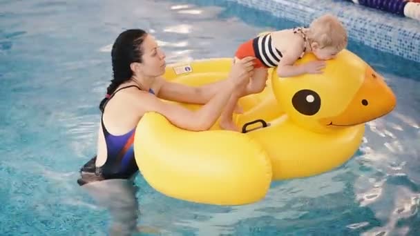 Piscina Mamá Enseña Niño Pequeño Nadar Piscina — Vídeo de stock