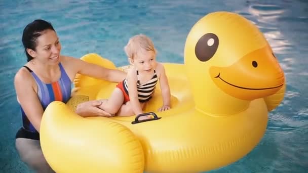 Schwimmbad Mutter Bringt Kleinem Kind Das Schwimmen Pool Bei — Stockvideo