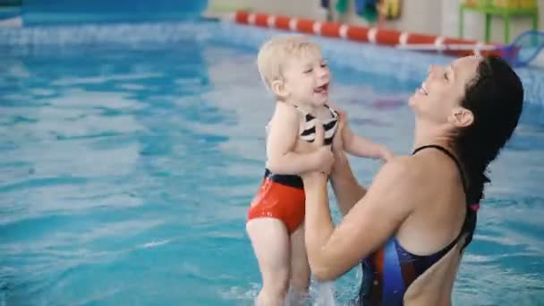 Yüzme Havuzu Annem Küçük Bir Çocuğa Havuzda Yüzmeyi Öğretiyor — Stok video