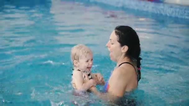 Piscina Piscina Mãe Ensina Uma Criança Nadar Piscina — Vídeo de Stock