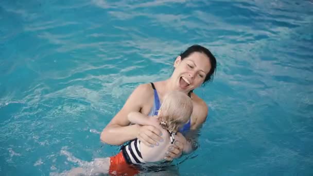 Medence Anya Tanít Egy Kisgyerek Úszni Medencében — Stock videók