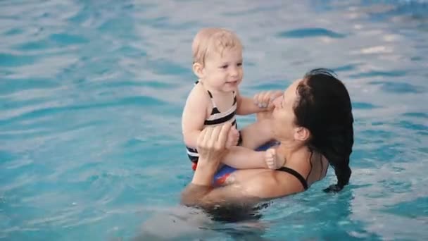 Piscina Mamá Enseña Niño Pequeño Nadar Piscina — Vídeos de Stock