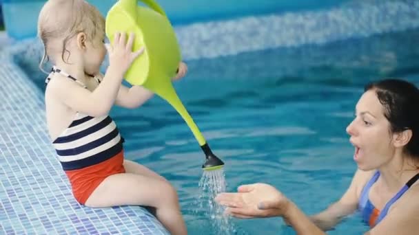 Pool Mamma Lär Ett Ungt Barn Att Simma Poolen — Stockvideo