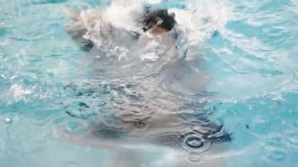 Piscina Mamá Enseña Niño Pequeño Nadar Piscina — Vídeo de stock