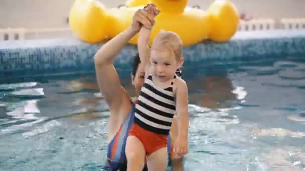 Piscina Mamá Enseña Niño Pequeño Nadar Piscina — Vídeos de Stock