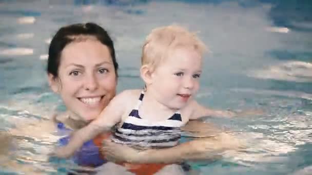 Schwimmbad Mutter Bringt Kleinem Kind Das Schwimmen Pool Bei — Stockvideo