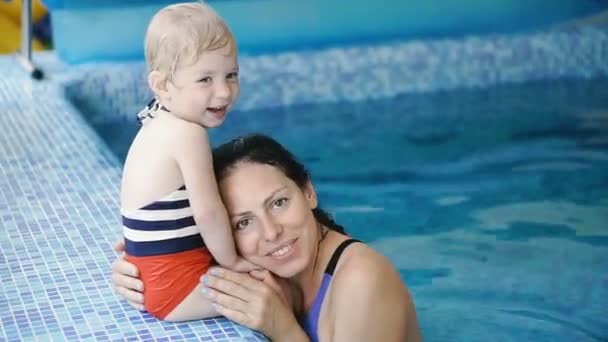 Piscina Mamá Enseña Niño Pequeño Nadar Piscina — Vídeo de stock