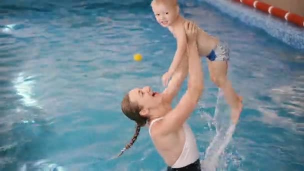 Bazén Máma Učí Mladé Dítě Plavat Bazénu — Stock video