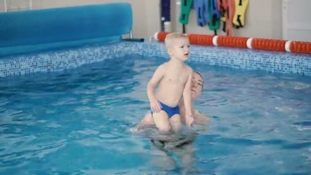 Piscina Piscina Mãe Ensina Uma Criança Nadar Piscina — Vídeo de Stock