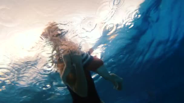 Piscina Mamma Tuffa Con Suo Bambino Sotto Acqua Della Piscina — Video Stock