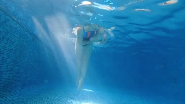 Swimming Pool Mom Dives Her Baby Pool Water — Stock Video