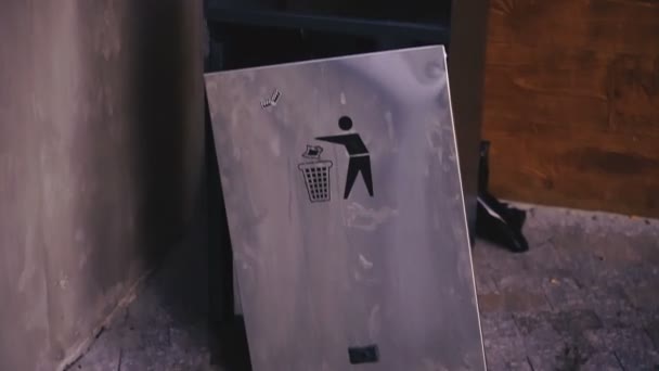 Çöp Metal Kırık Bir Çöp Kutusu Sokakta Duruyor — Stok video