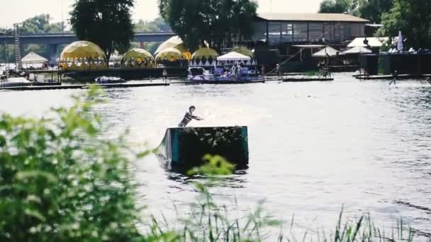 Réveil Une Fille Monte Sur Wakeboard Tombe Dessus — Video