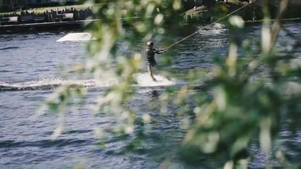 Wakeboarding Κορίτσι Καβαλάει Την Αφύπνιση Και Πηδάει Από Τις Σανίδες — Αρχείο Βίντεο