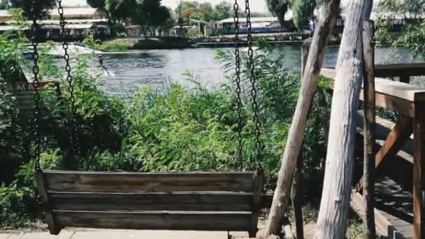 Le réveil. La fille monte sur le wakeboard et saute des tremplins .