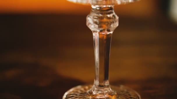 Weinglas Ein Leeres Glas Wein Liegt Auf Dem Tisch — Stockvideo