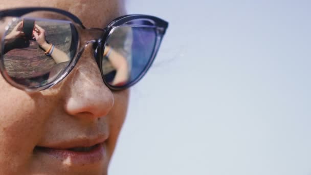 Teléfono Móvil Una Mujer Con Gafas Sol Mira Teléfono Móvil — Vídeos de Stock