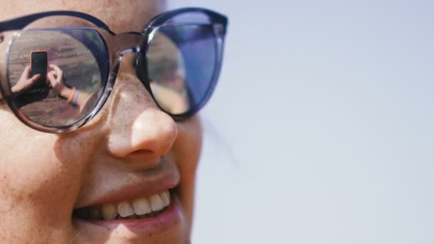 Telemóvel Uma Mulher Óculos Sol Olha Para Telemóvel — Vídeo de Stock
