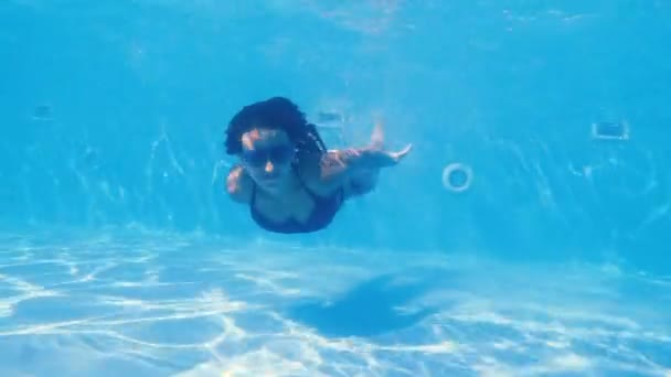 游泳池 一个女人在游泳池里游泳 — 图库视频影像