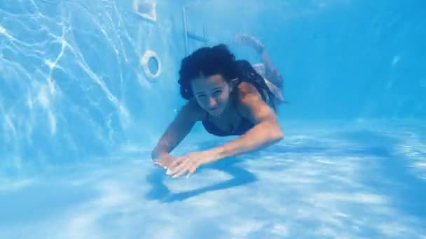 Πισίνα Μια Γυναίκα Κολυμπάει Στην Πισίνα — Αρχείο Βίντεο