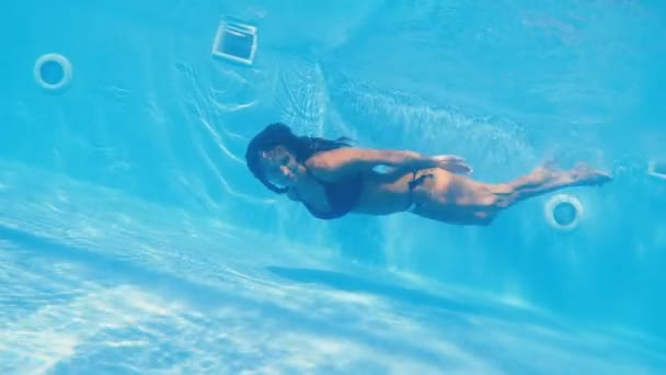 Πισίνα Μια Γυναίκα Κολυμπάει Στην Πισίνα — Αρχείο Βίντεο
