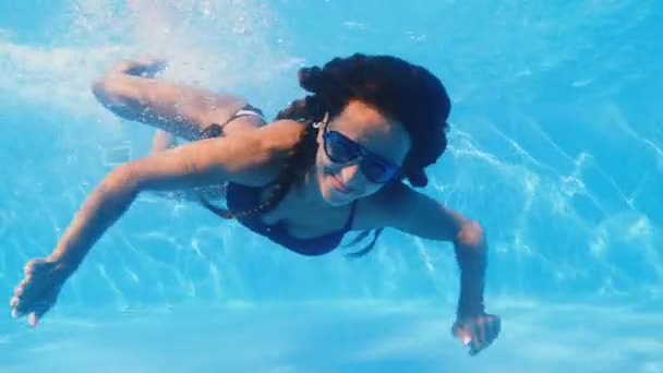 Piscina Una Mujer Nada Piscina Con Gafas Sol — Vídeo de stock