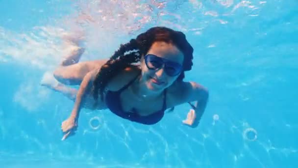 Piscina Una Mujer Nada Piscina Con Gafas Sol — Vídeos de Stock