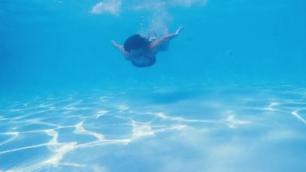 游泳池 一个女人戴着太阳镜在游泳池里游泳 — 图库视频影像