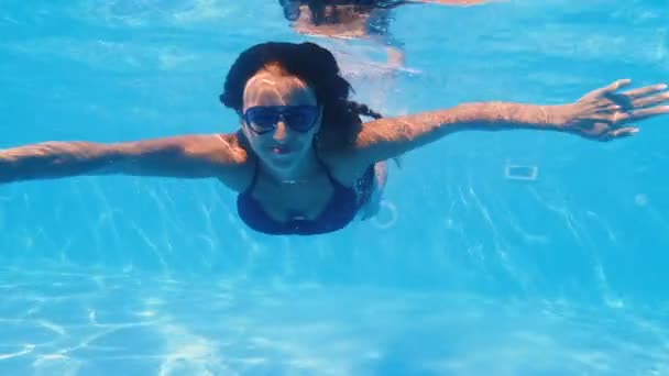 Schwimmbad Eine Frau Schwimmt Mit Sonnenbrille Pool — Stockvideo