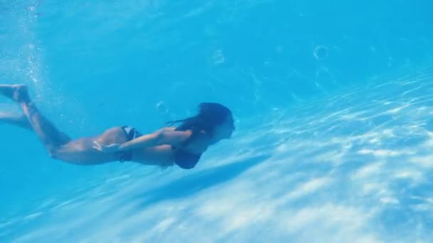 游泳池 一个女人戴着太阳镜在游泳池里游泳 — 图库视频影像