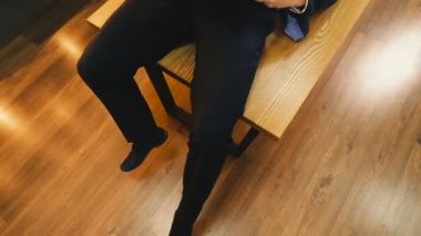 Ofis masası. Bir adam ahşap bir ofis masasında çalışıyor..