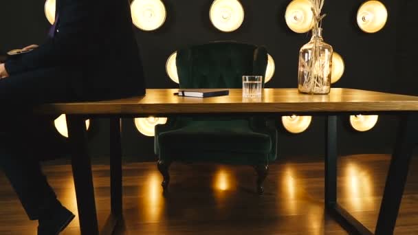 Στο Τραπέζι Του Γραφείου Ένας Άντρας Δουλεύει Ένα Ξύλινο Τραπέζι — Αρχείο Βίντεο