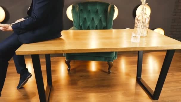 オフィステーブル 男は木製のオフィステーブルで働いている — ストック動画