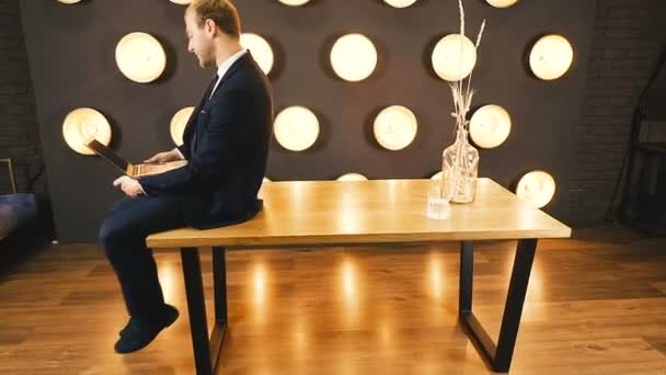 Office Table Man Works Wooden Office Table — Stock Video