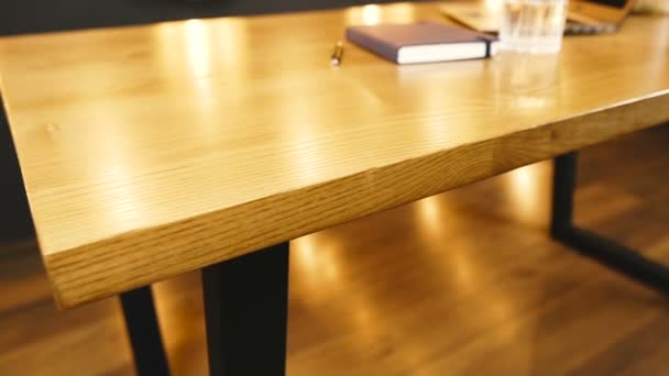 Des Meubles Bureau Table Bois Sur Lequel Est Ordinateur Portable — Video