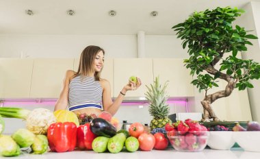 Sebzeli ve meyveli mutfak. Mutfaktaki kız.