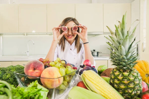 Kuchyně a jídlo. Dívka drží v rukou fíky. Nutriční hodnoty — Stock fotografie