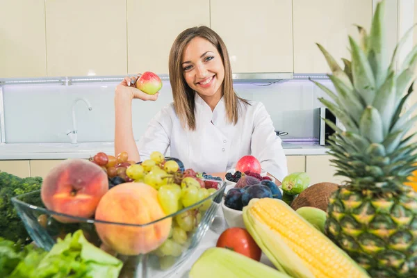 Cocina con verduras y frutas. La chica en la bodega de la cocina — Foto de Stock