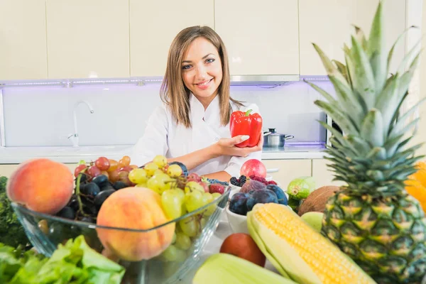 Cocina y comida. Una mujer tiene pimienta en sus manos . — Foto de Stock