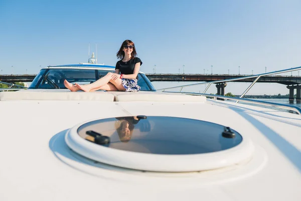 Yacht. La fille navigue sur un yacht . — Photo