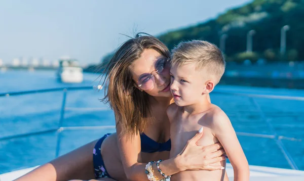 Moeder en baby. Moeder en baby varen op een jacht. — Stockfoto