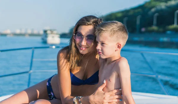 Moeder en baby. Moeder en baby varen op een jacht. — Stockfoto