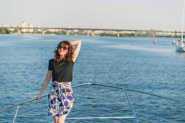 Yacht. La ragazza sta navigando su uno yacht . — Foto Stock