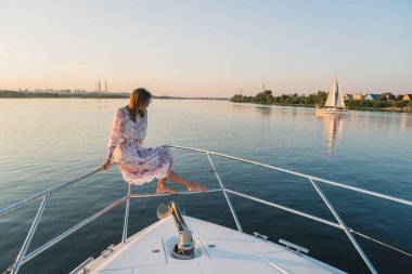 Yat. Kız bir yatla açılıyor.