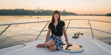 Yat. Kız bir yatla açılıyor.