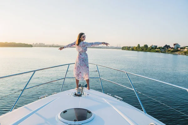 Yate. La chica está navegando en un yate —  Fotos de Stock