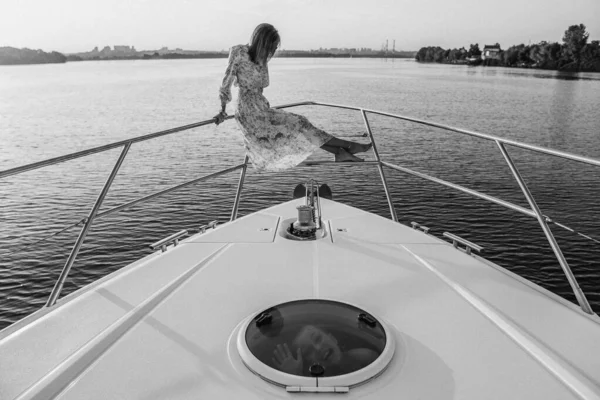 Mamma e bambino. Mamma e bambino stanno navigando su uno yacht . — Foto Stock